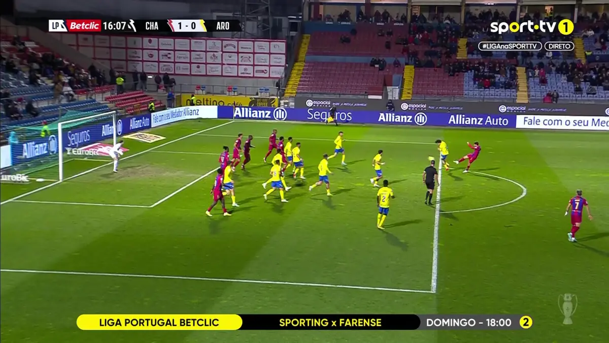 Imagem de contexto do artigo De primeira, sem deixar a bola cair: veja o golaço de Guzzo no Chaves-Arouca