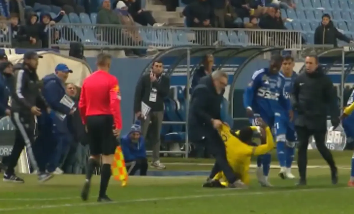 Imagem de contexto do artigo Treinador do Bastia expulso por atirar ao chão e arrastar adversário. Veja o vídeo