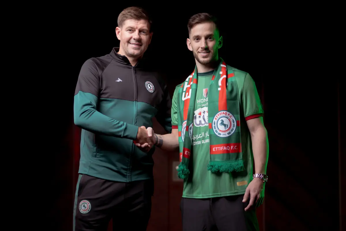 Steven Gerrard e Álvaro Medrán (Al Ettifaq)