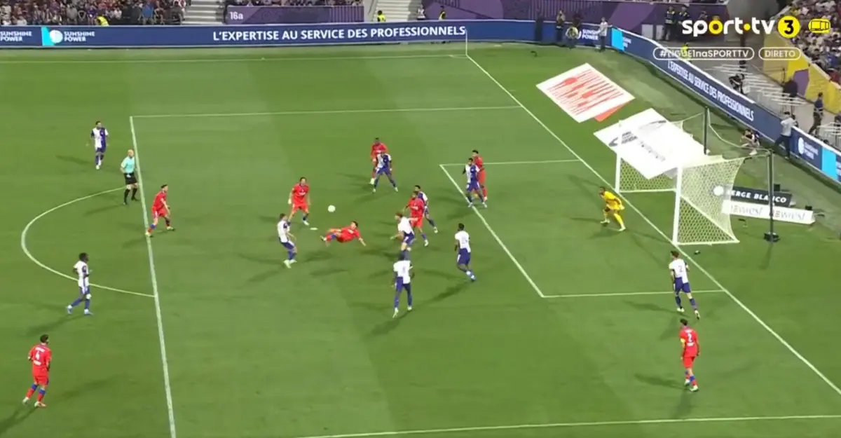 Imagem de contexto do artigo Incrível: João Neves marca dois golos de bicicleta em sete minutos