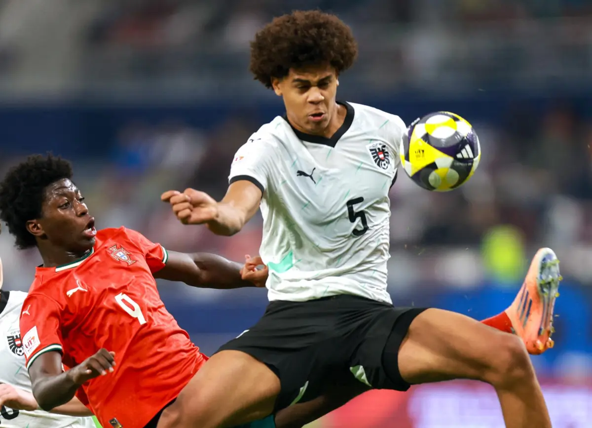 Ifeanyi Ndukwe com Anísio Cabral na final do Mundial de sub-17