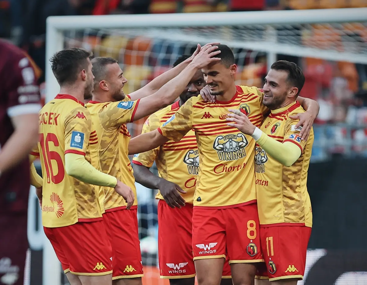 Nené, com o número 8 (Créditos: Jagiellonia BiaÅ‚ystok)