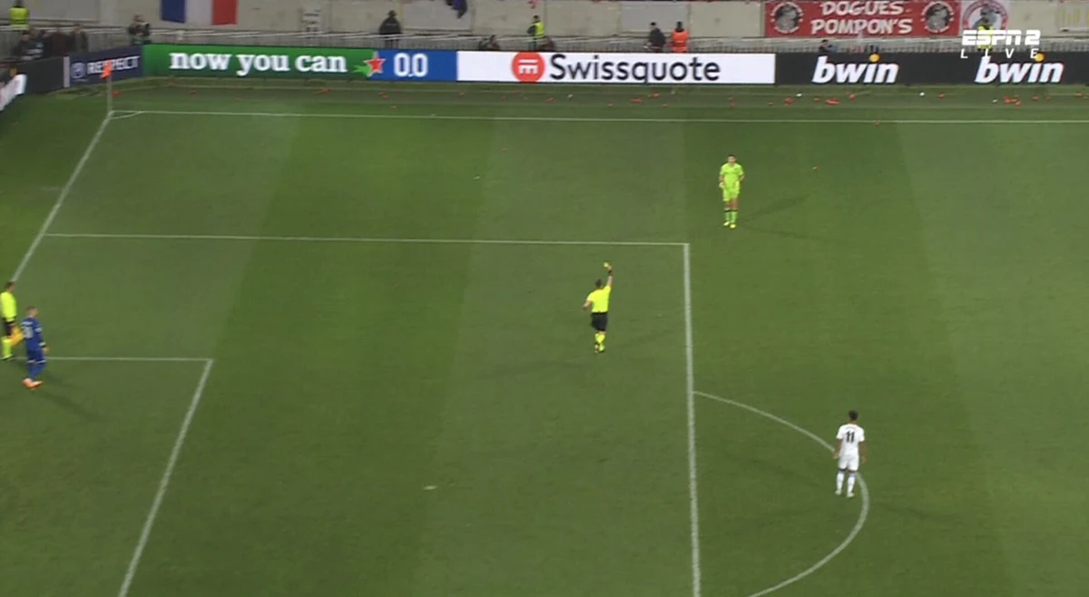 Emiliano Martínez vê o segundo amarelo no jogo