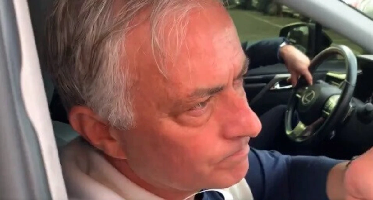 Mourinho (créditos: X/CalcioMercato)