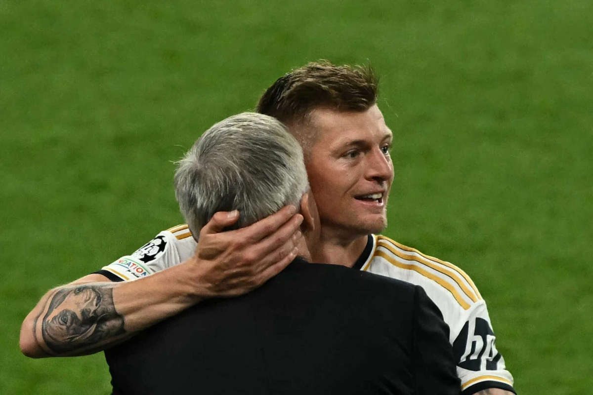 Ancelotti e Kroos (créditos: AFP)