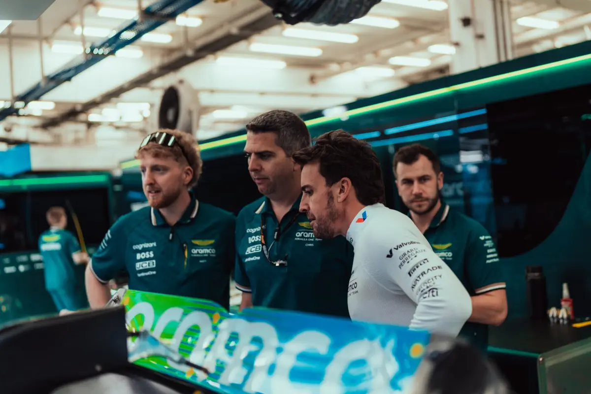 Fernando Alonso na garagem da Aston Martin