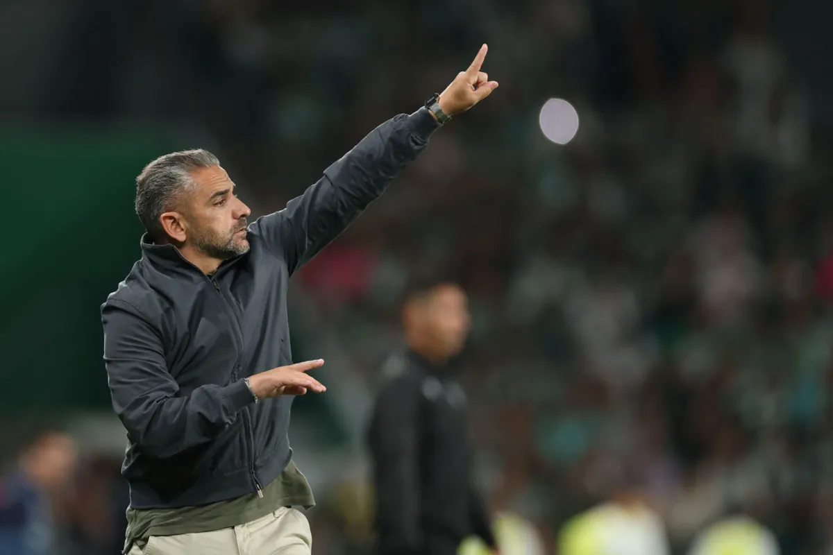 Sporting Lisbon's Portuguese coach Rui Manuel Borges gestures during the Portuguese League football match between Sporting CP and SC Braga at Jose Alvalade stadium in Lisbon on October 5, 2025. (Photo by PATRICIA DE MELO MOREIRA / AFP)