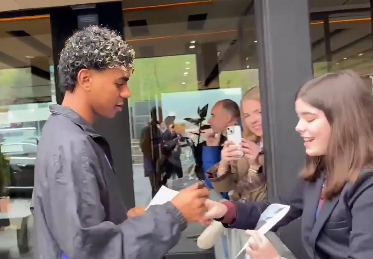 Imagem de contexto do artigo Lamine Yamal fez o dia a uma adepta na chegada ao hotel em Bilbau. Ora veja