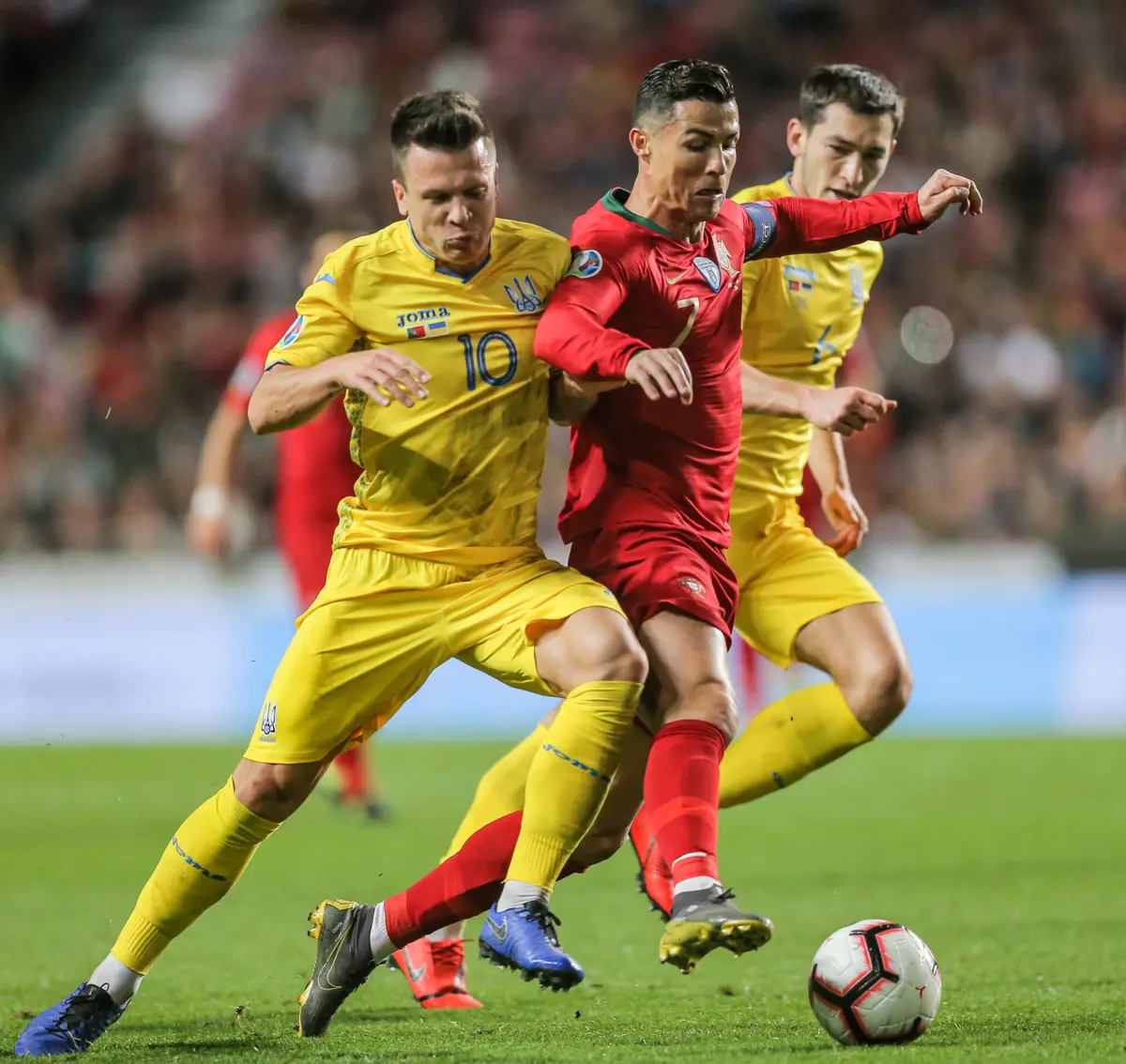 Cristiano Ronaldo ; Yevhen Konoplyanka ( Gerardo Santos / Global Imagens )