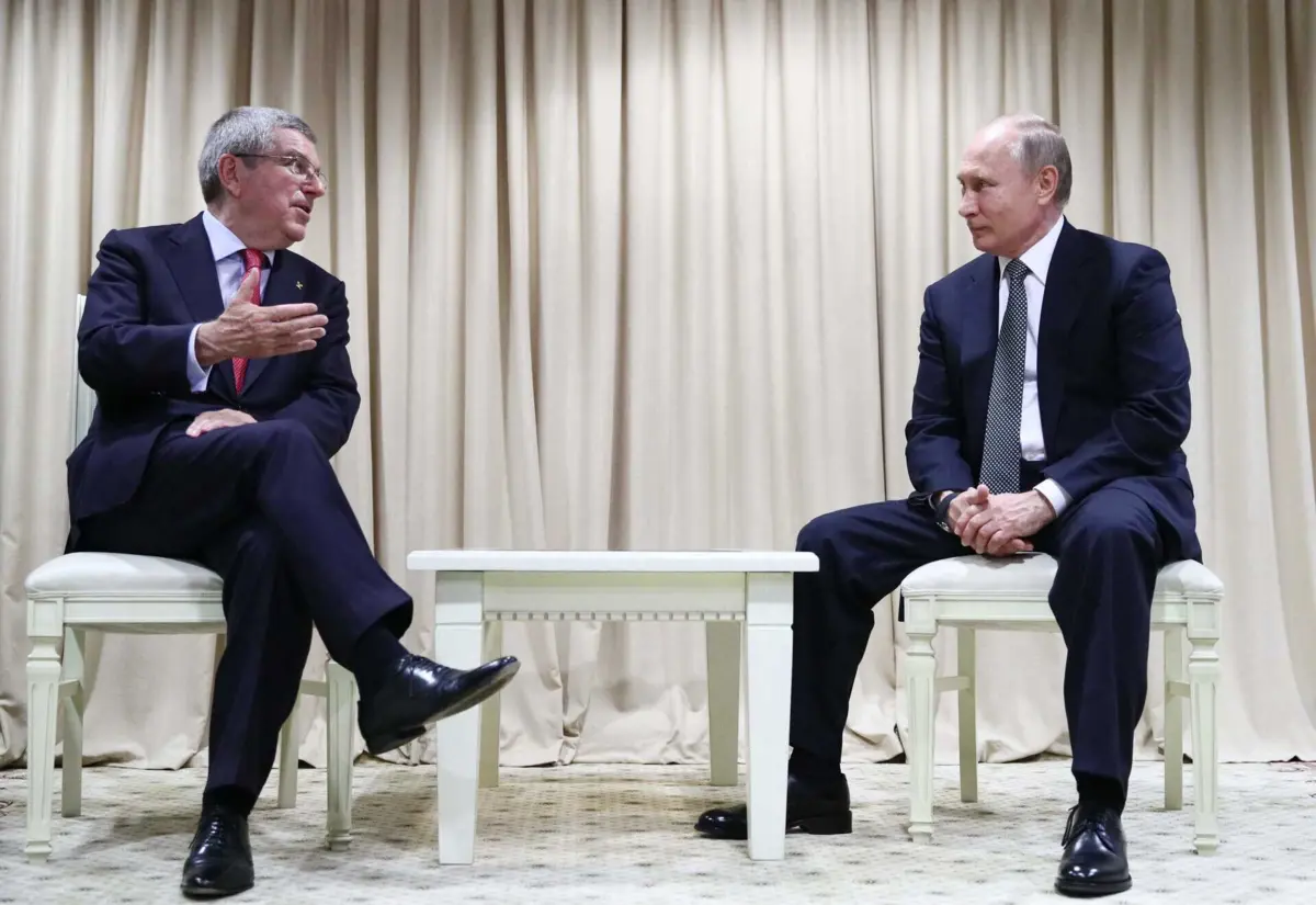 Thomas Bach com Putin (Sergei BOBYLYOV / SPUTNIK / AFP)