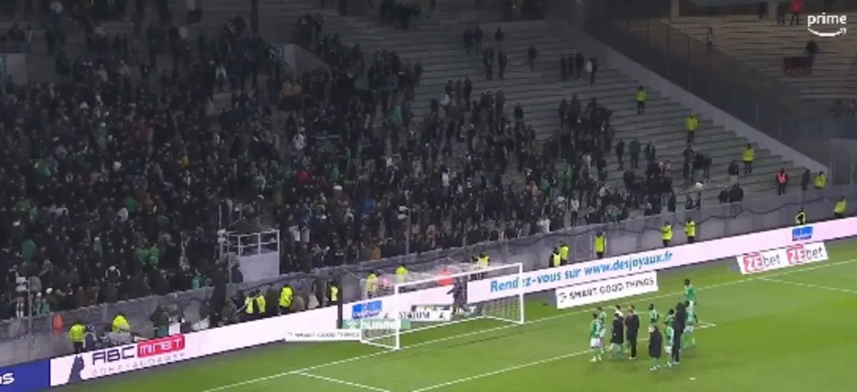 Adeptos viram costas ao Saint-Étienne (créditos: Prime Video Sport France)