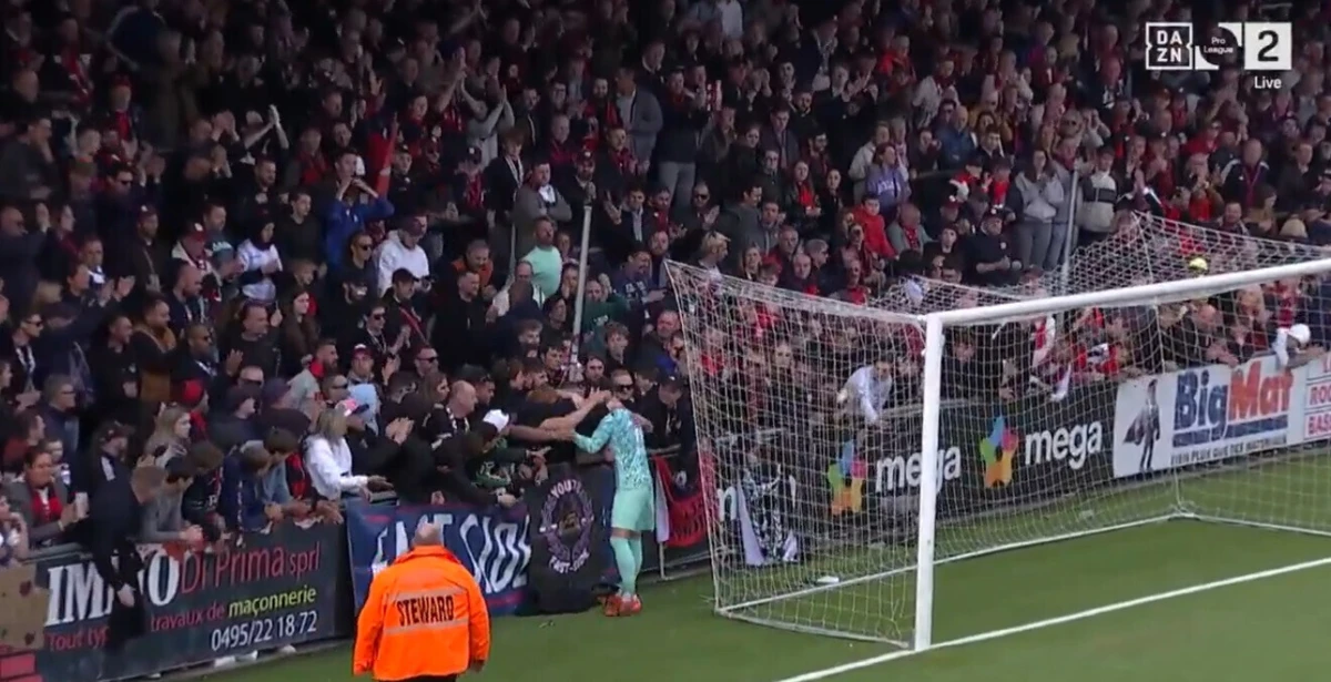 Imagem de contexto do artigo Defende penálti após morte do pai e festeja com adeptos adversários: ora veja