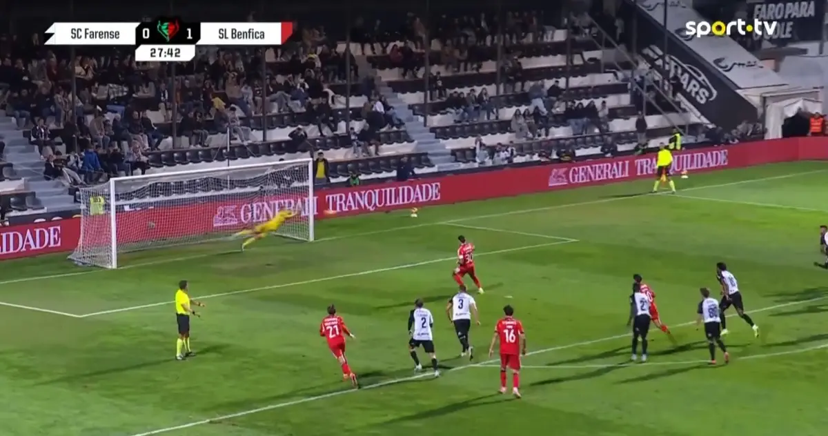Imagem de contexto do artigo Otamendi vê penálti ser defendido no Farense-Benfica. Veja aqui