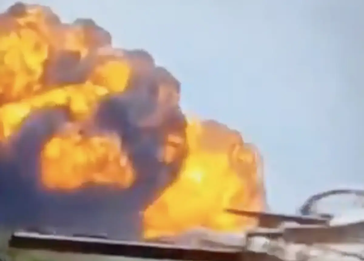 Imagem de contexto do artigo Avião com 244 pessoas a bordo despenha-se no oeste da Índia: assista ao momento