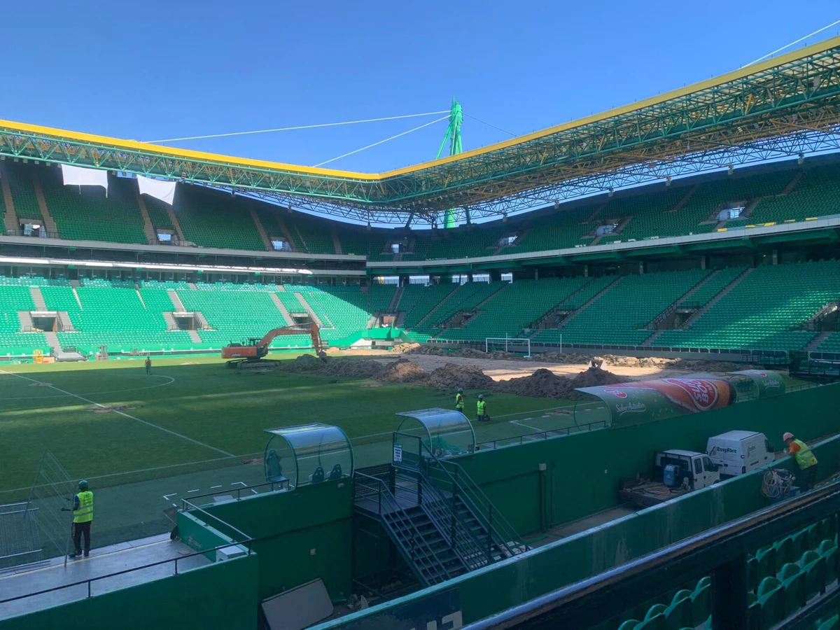 Imagem de contexto do artigo Relvado do Estádio José Alvalade começou a ser removido