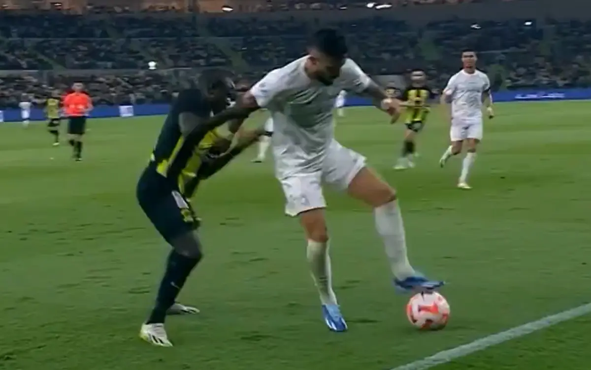 Imagem de contexto do artigo A finta espetacular de Alex Telles, ex-FC Porto, sobre N’Golo Kanté: ora veja