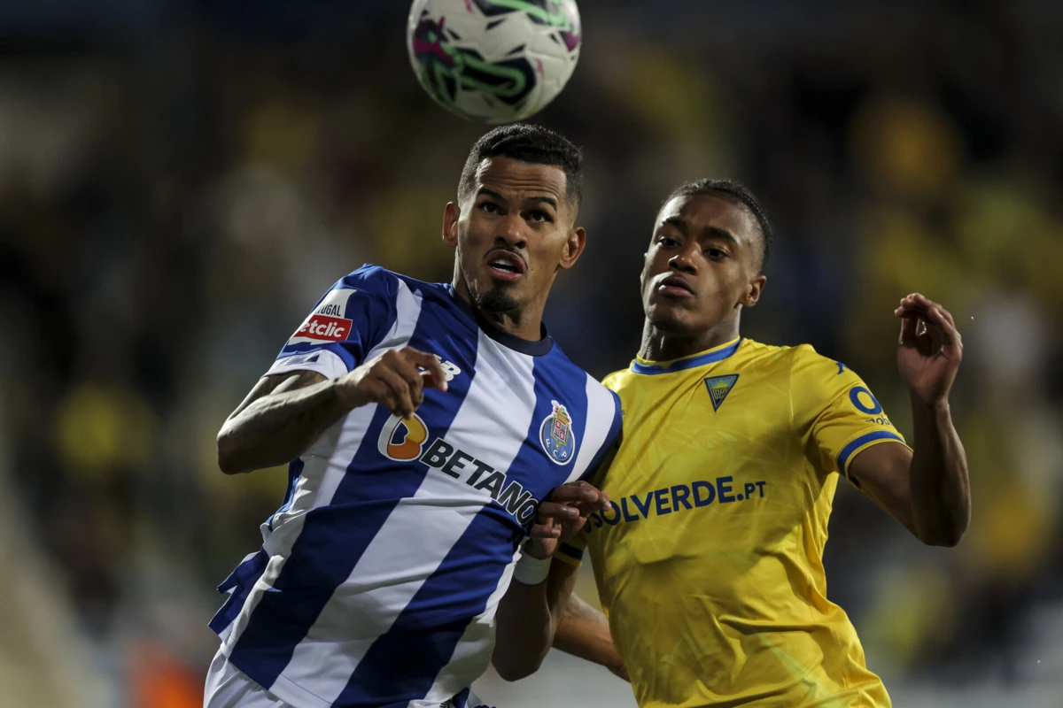 Wagner Pina num duelo com Galeno (Créditos: Gerardo Santos/Global Imagens)