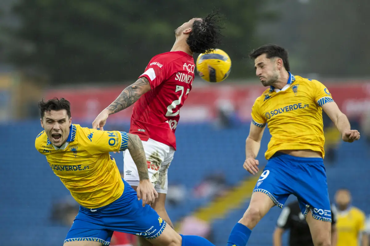 Sidney Lima disputa a bola com dois jogadores do Estoril nas proximidades