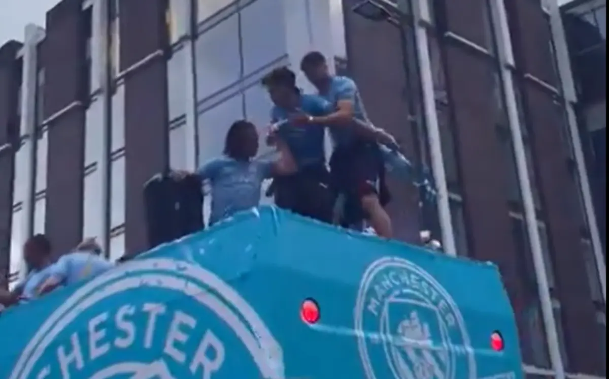 Imagem de contexto do artigo Rúben Dias salvou Grealish de uma queda feia durante os festejos do City: ora veja