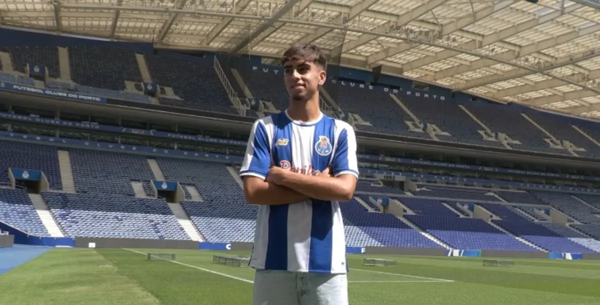 Imagem de contexto do artigo Central de 16 anos assina contrato pelo FC Porto: "A referência é Jorge Costa"