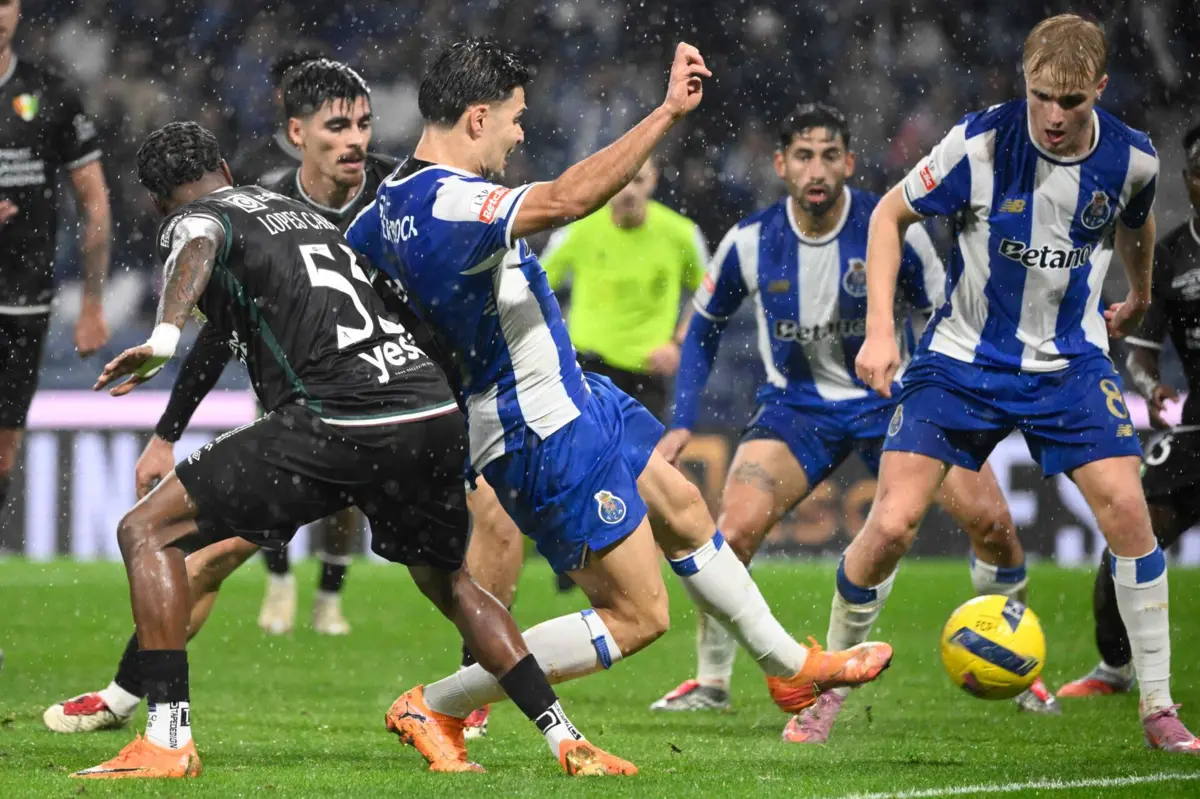 Francisco Moura marcou ao Estrela da Amadora na sequência de um canto