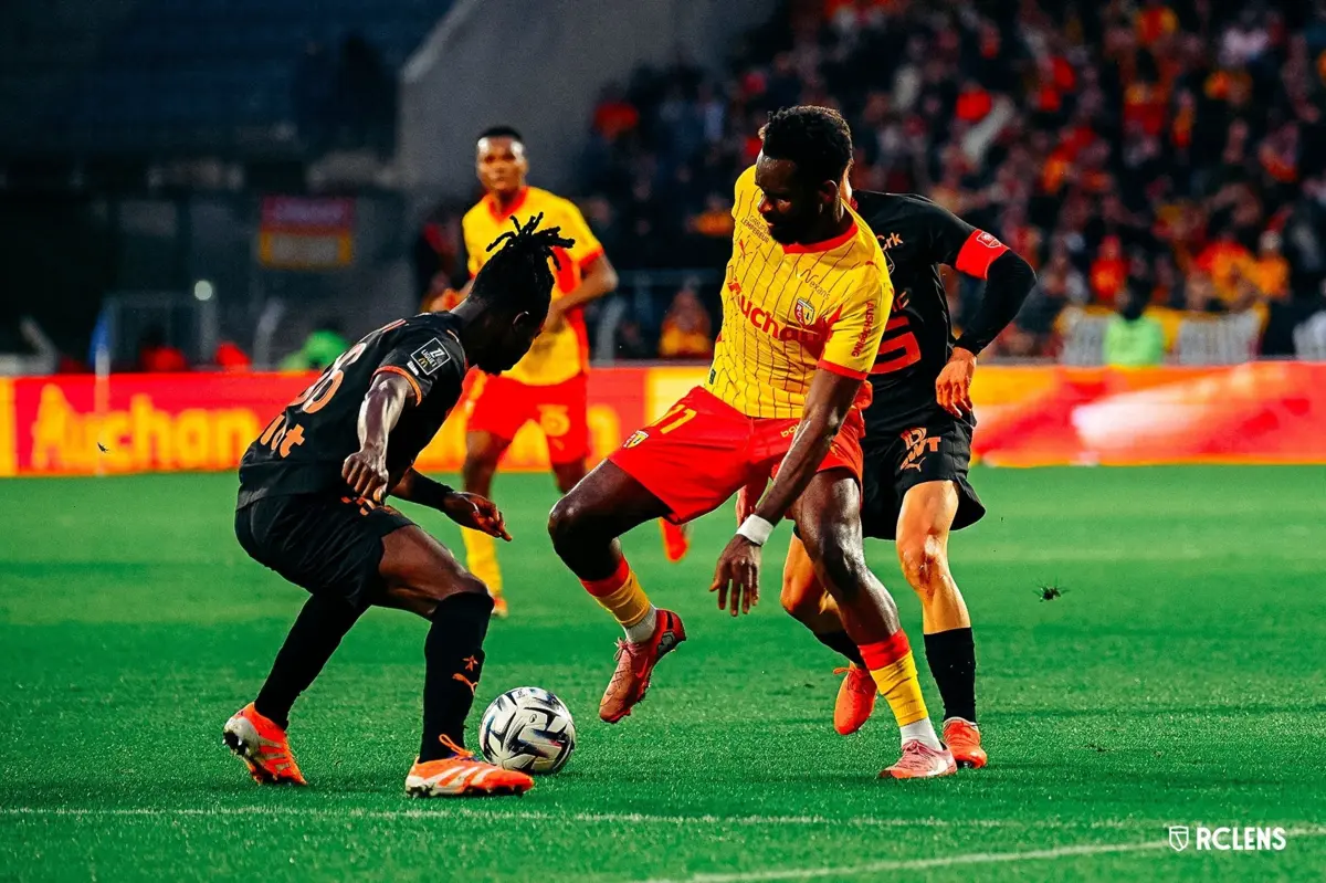 Imagem de contexto do artigo Lens vence Rennes com reviravolta e continua a dar luta ao PSG