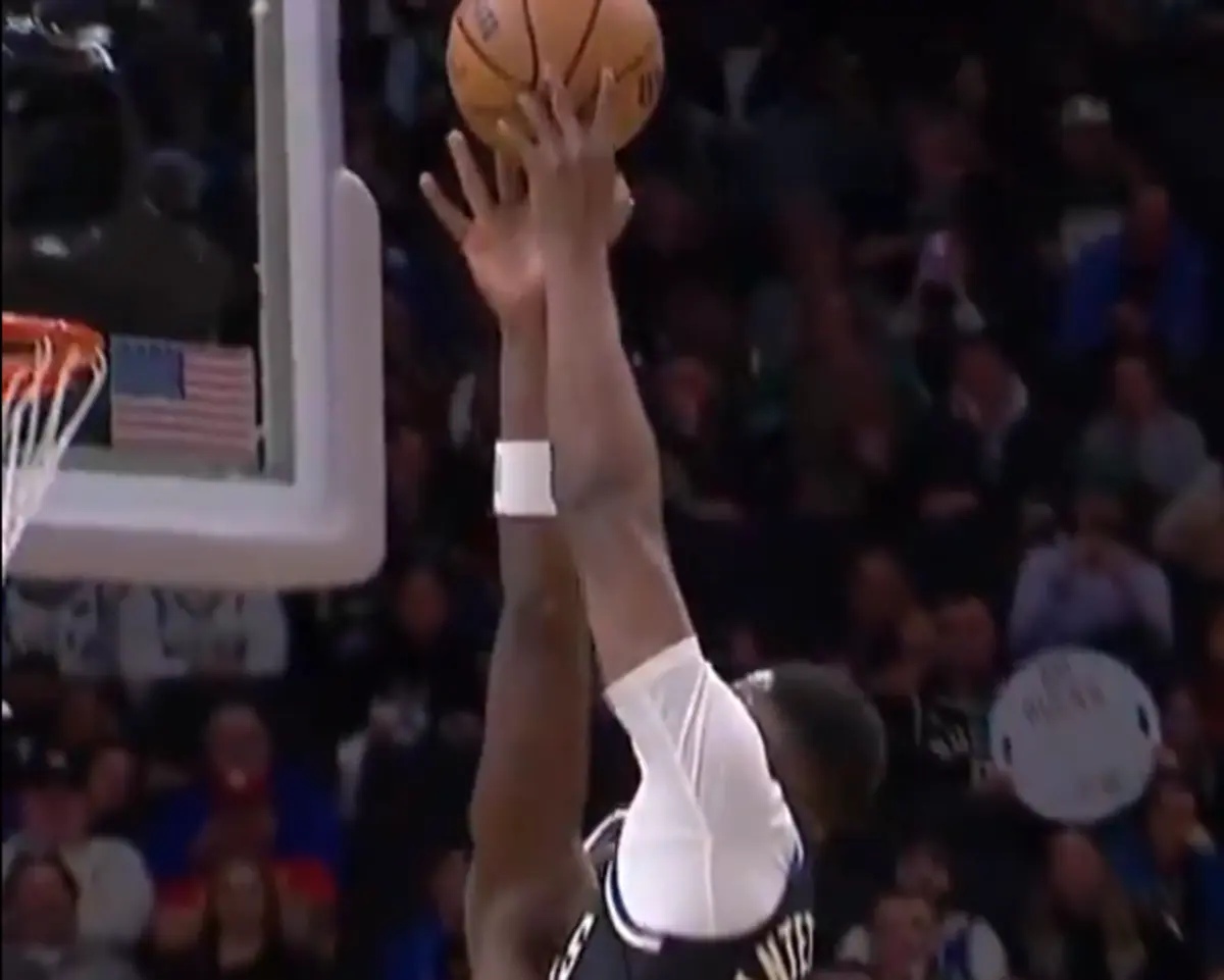Imagem de contexto do artigo Neemias Queta deu nas vistas com este lance frente a Antetokounmpo: veja o vídeo