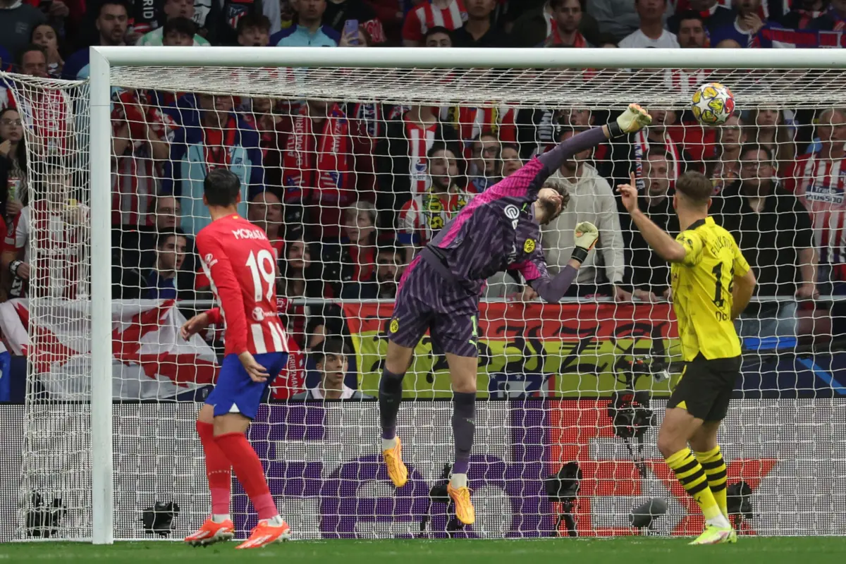 Kobel defende remate de Witsel (Pierre-Philippe MARCOU AFP)