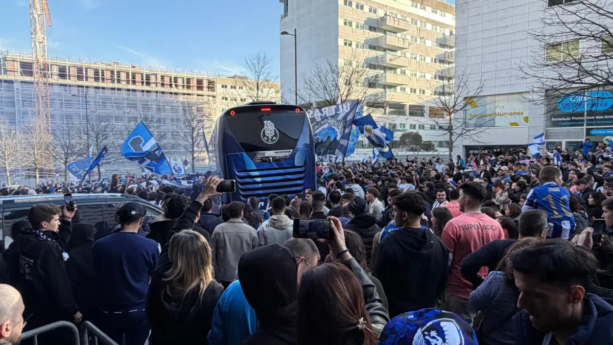 Imagem de contexto do artigo Multidão a apoiar o FC Porto no Dragão na saída da equipa para Lisboa