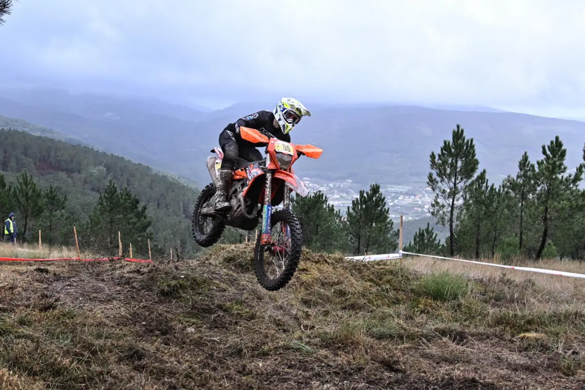 O britânico Jack Edmondson, da Triumph, antigo campeão do mundo de Enduro 125cc, fechou o pódio.