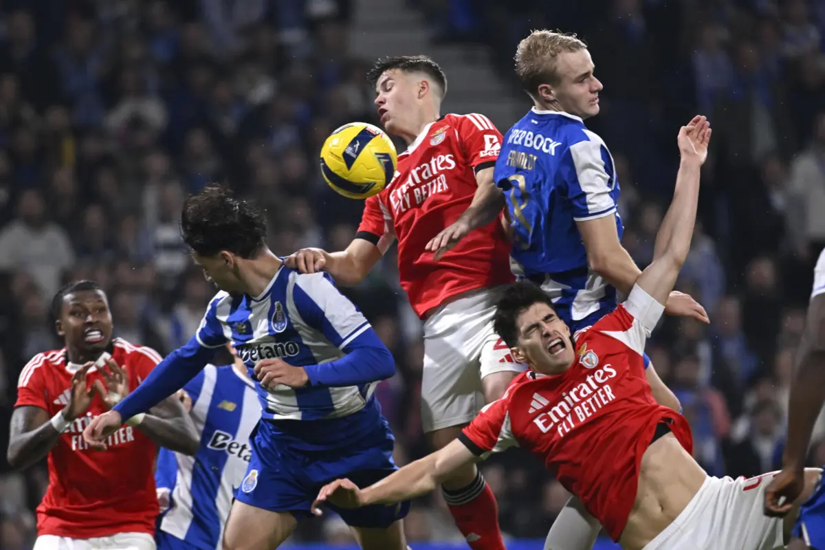epa12649888 FC Porto"s player Victor Froholdt (R) vies for the ball with Benfica"s player Samuel Dahl (C) during the Portugal Cup soccer match at Dragao Stadium in Porto, Portugal, 14 January 2026. EPA/FERNANDO VELUDO