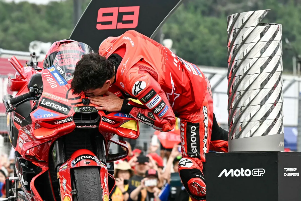 Ducati Lenovo Team recebe um beijo de Marc Marquez