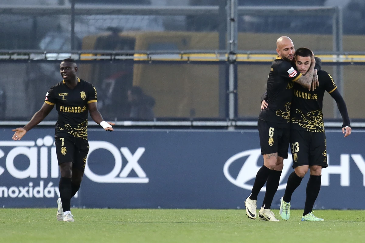 Farense festeja segundo golo em Famalicão (Créditos: Lusa)