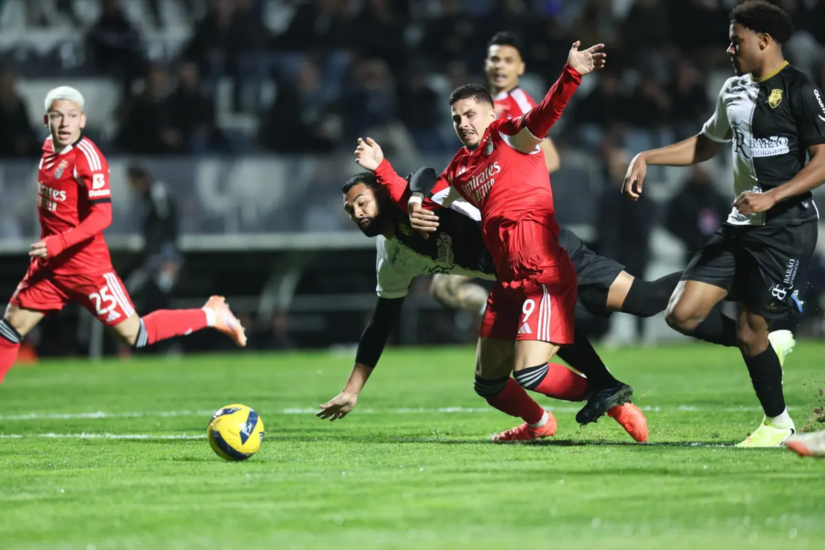Depois de vencer o Nápoles (Champions) e Moreirense (I Liga), Benfica derrotou Farense (Taça de Portugal)