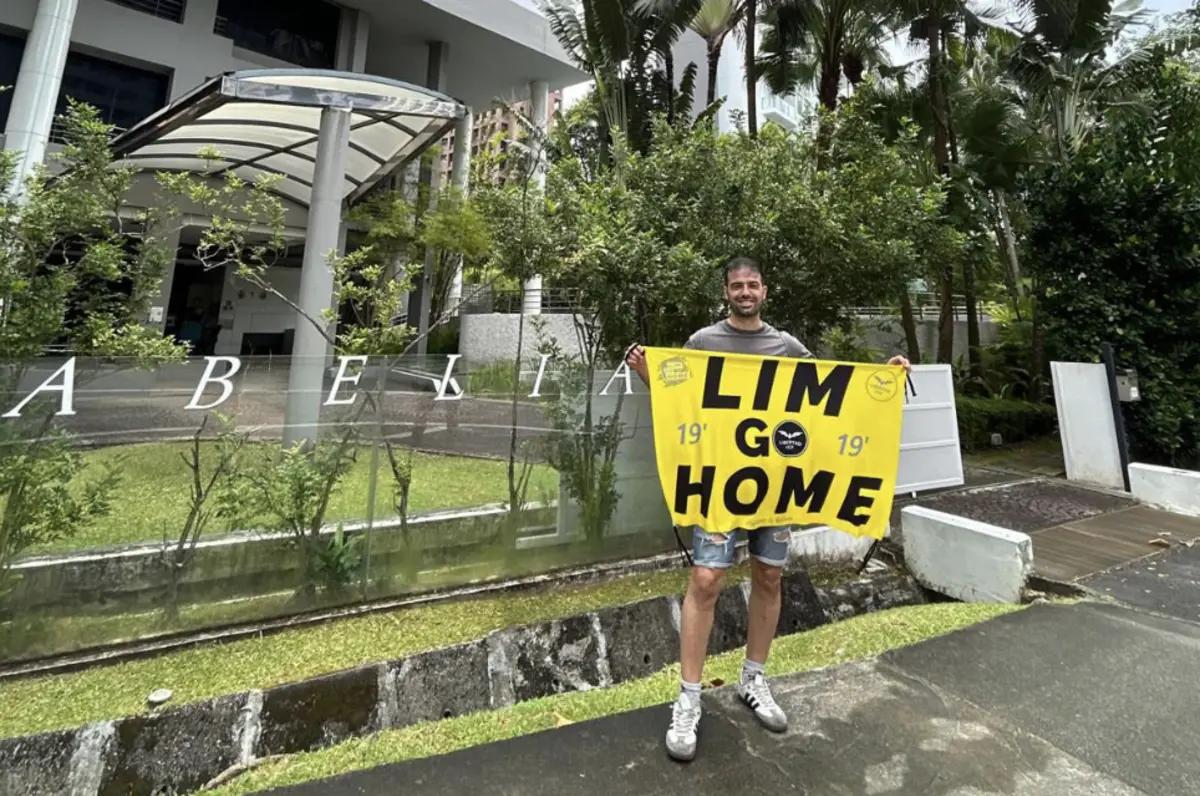 Fotos em pontos icónicos de Singapura com cartaz de protesto em causa (Créditos: reprodução/X)