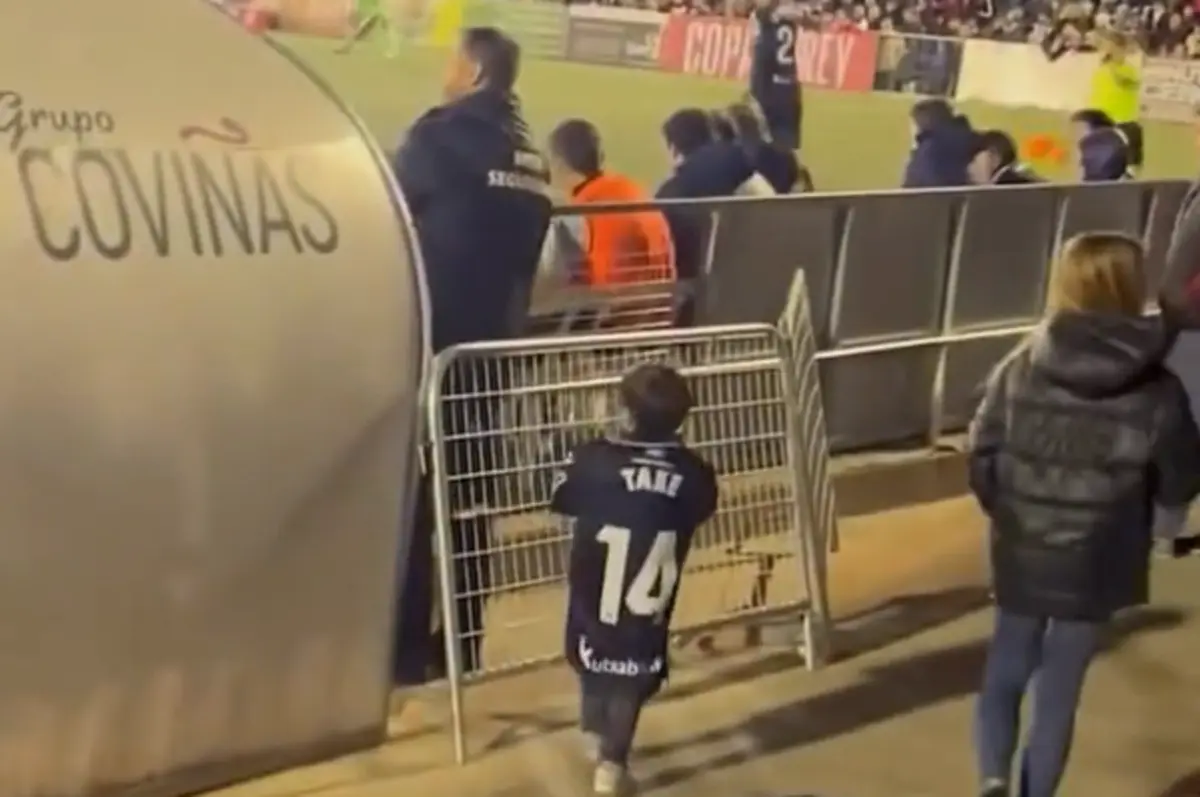 Imagem de contexto do artigo Kubo, uma criança, a camisola e o saco de pipocas: a bonita história na Taça do Rei