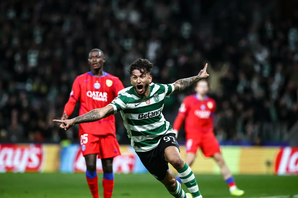 Luis Suárez bisou frente ao PSG