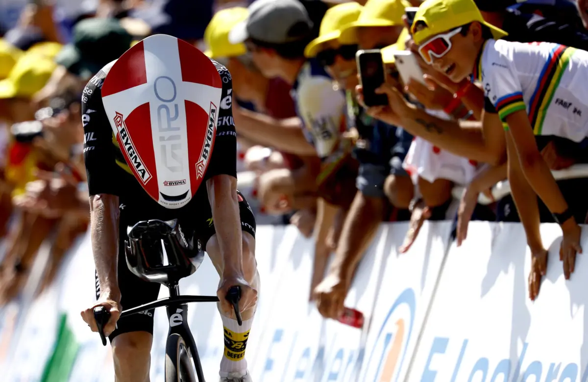 Imagem de contexto do artigo Sim, o capacete de Jonas Vingegaard não passou despercebido