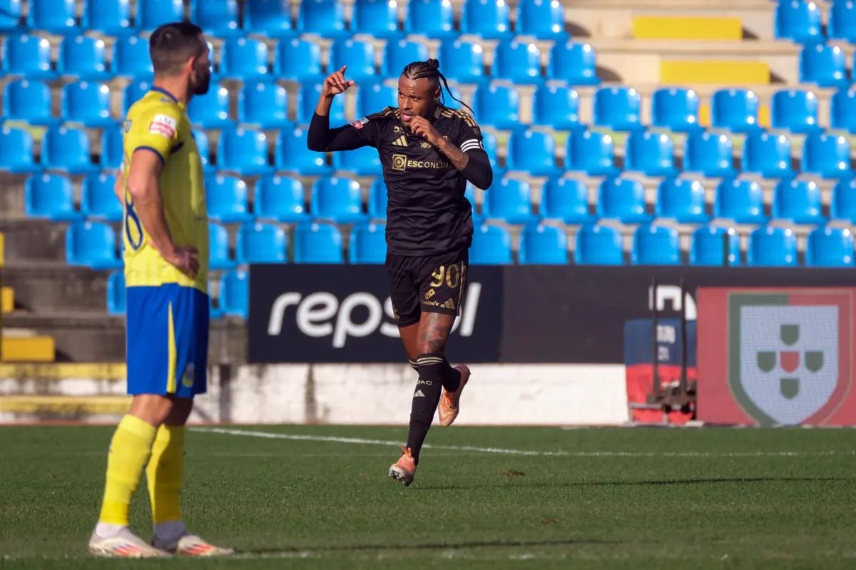 Cassiano bisou frente ao Arouca