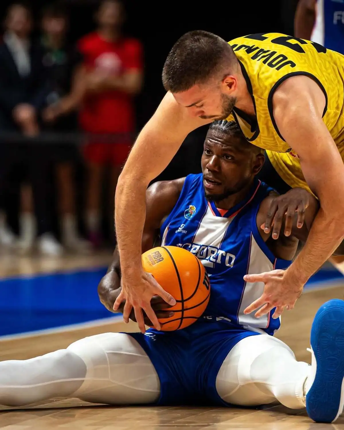 Imagem de contexto do artigo FC Porto sofre, mas entra a vencer na corrida à Champions de basquetebol