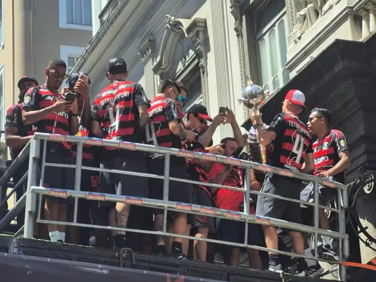 Imagem de contexto do artigo Insólito: Flamengo partiu troféu da Libertadores e remendou com... fita-cola