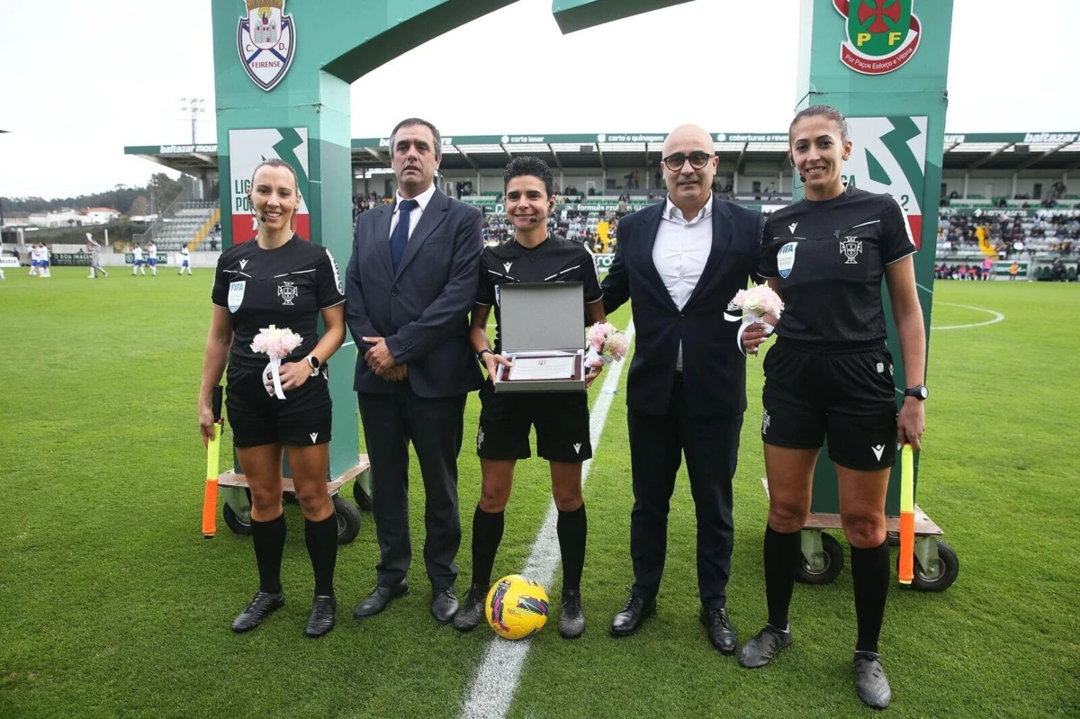 Catarina Campos, ao centro, sabe o que é apitar na II Liga (Créditos: FPF)