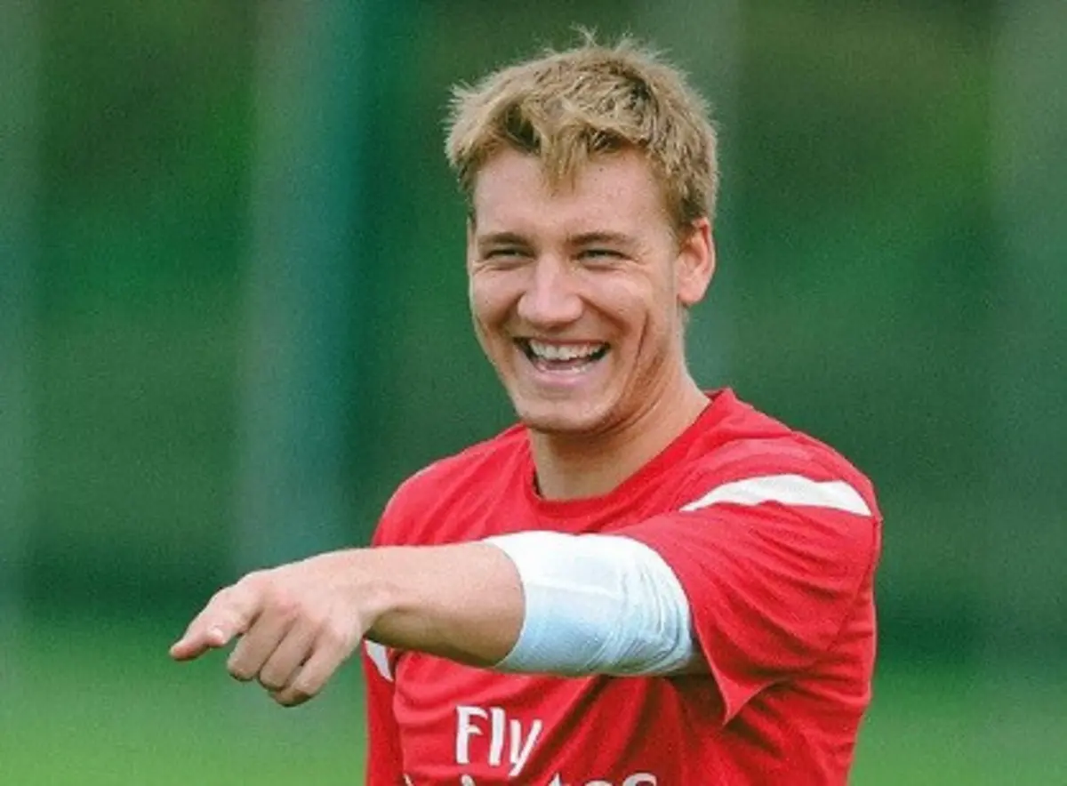 Bendtner, quando jogava no Arsenal (créditos: Instagram)