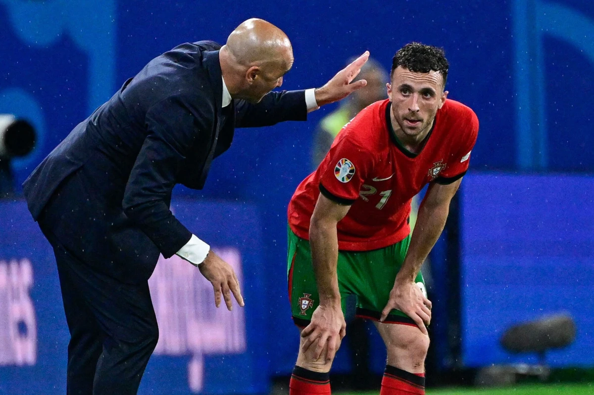 Roberto Martínez e Diogo Jota