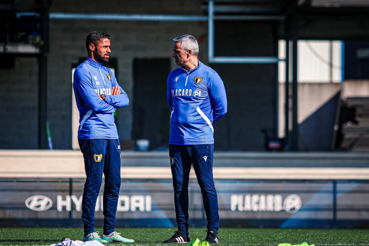 Armando Evangelista à direita (Reprodução: Famalicão)