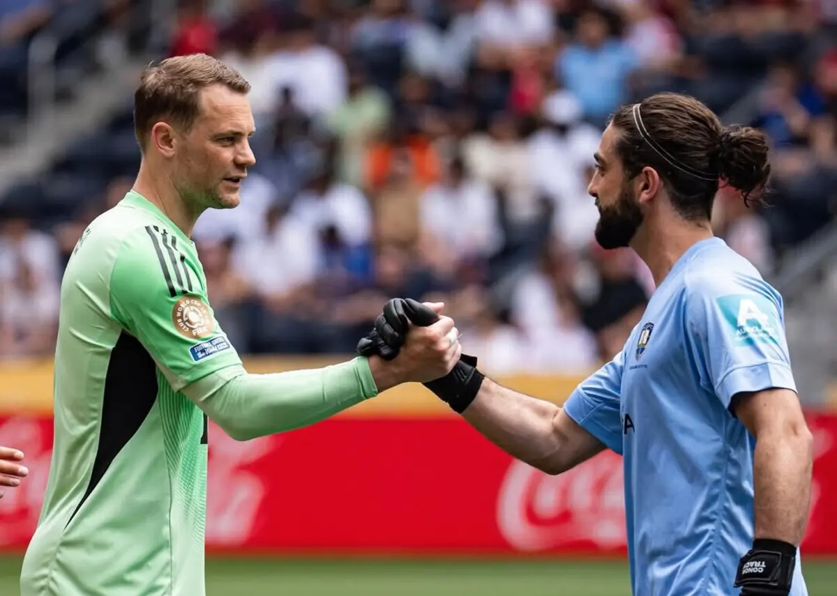 Conor Tracey e Neuer (créditos: Bayern)