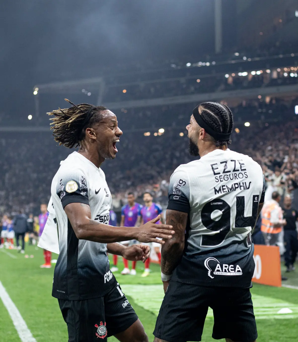 André Carrillo e Memphis Depay