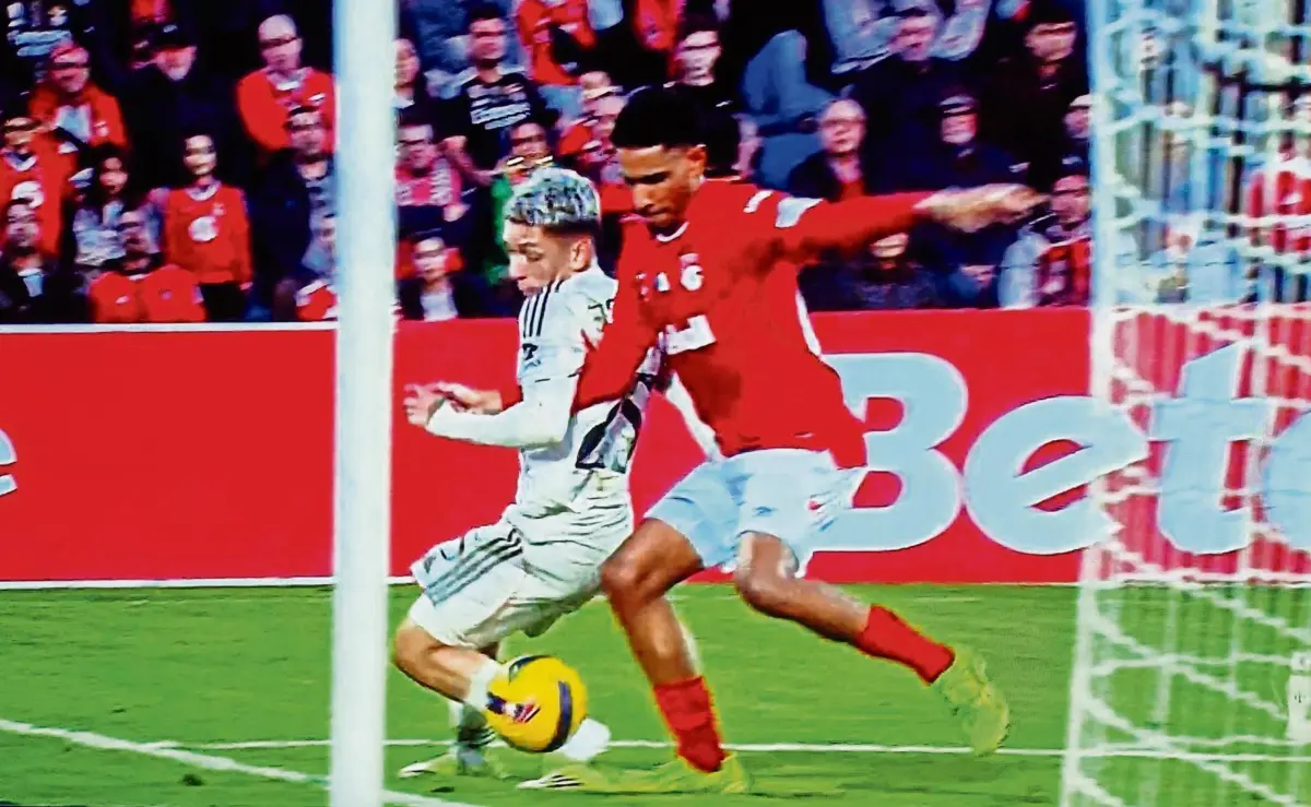 Imagem de contexto do artigo Tribunal O JOGO | Há grande penalidade sobre Prestianni por pisão de Paulo Victor?