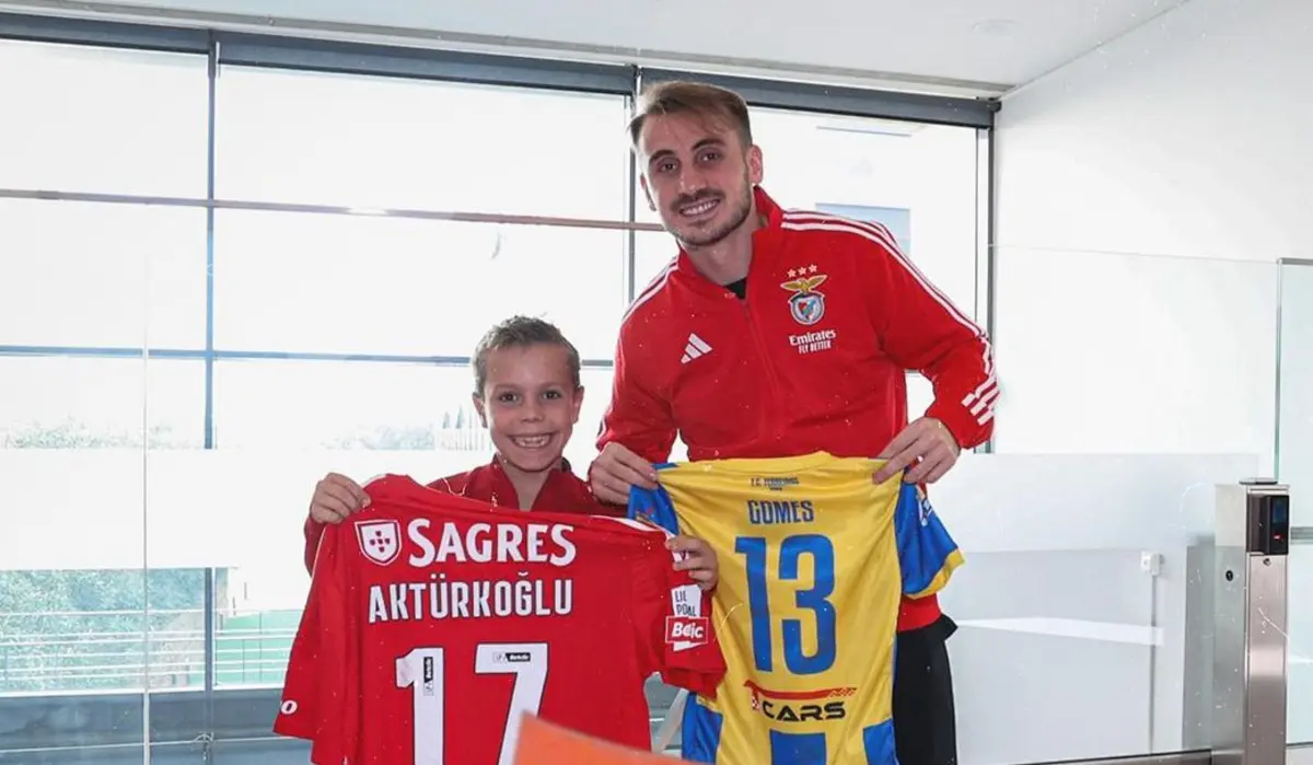 Imagem de contexto do artigo Akturkoglu troca camisola com jovem adepto