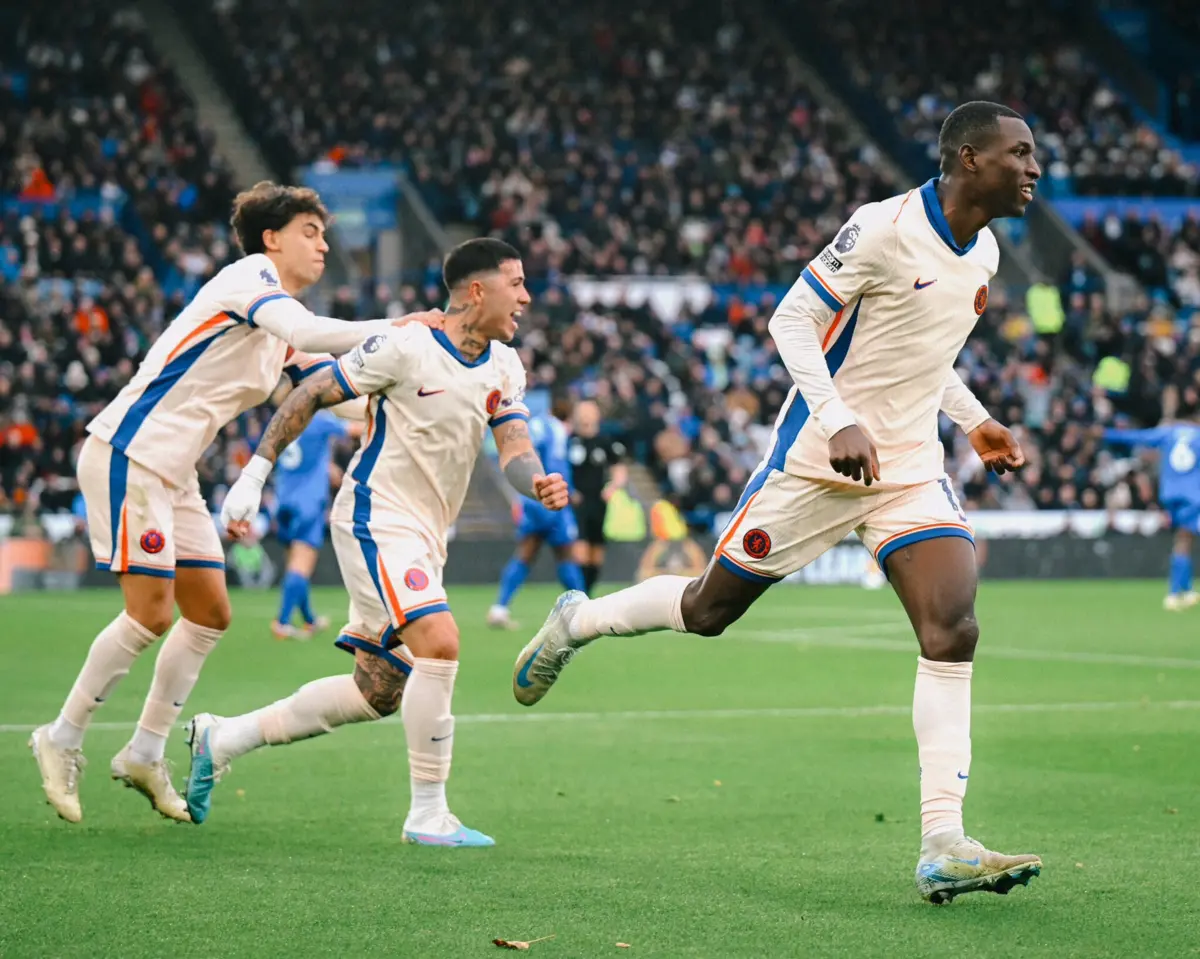 João Félix agarra Enzo (créditos: Chelsea)